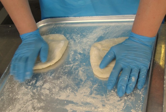 生地を伸ばす様子