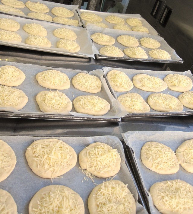 伸ばした生地にチーズをのせたところ