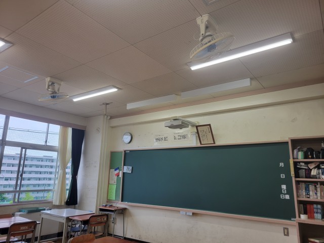 黒板とLED照明