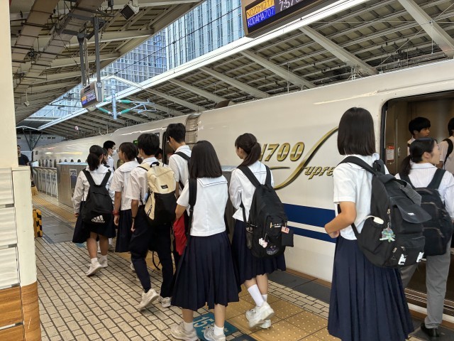新幹線に乗り込みます