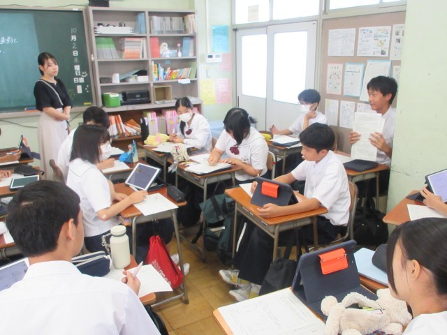 生徒は調べたことを一生懸命に説明しています