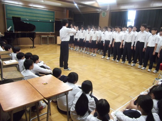 １年生が練習の見学に来ています。